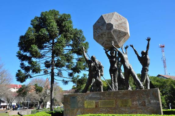 Estátua em homenagem ao fundador do cooperativismo no Brasil, o padre alemão Theodor Amstel, em Nova Petrópolis - RS